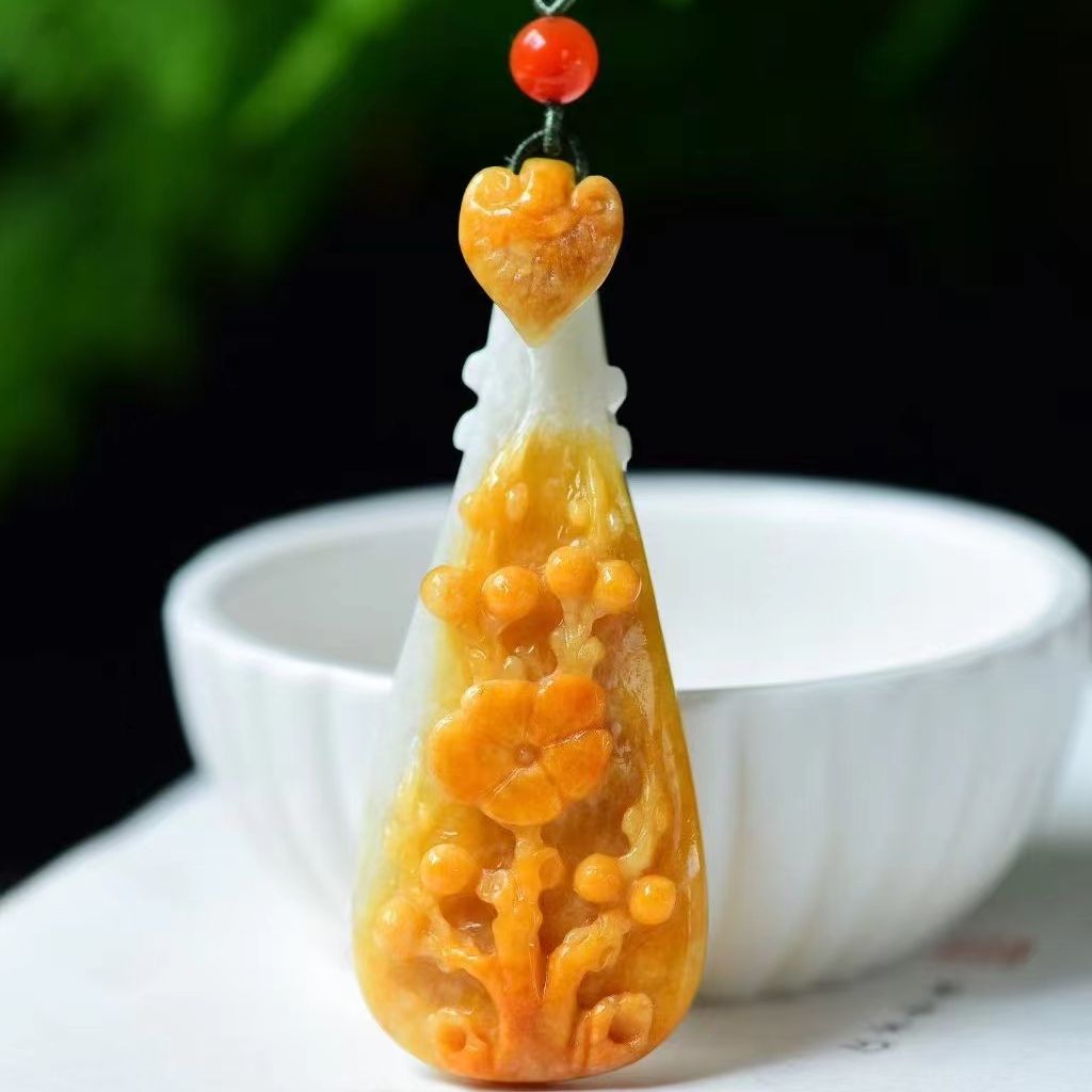 天然A货翡翠俏色黄翡琵琶吊坠 精美雕刻 色泽艳丽 用料细腻 有种有色