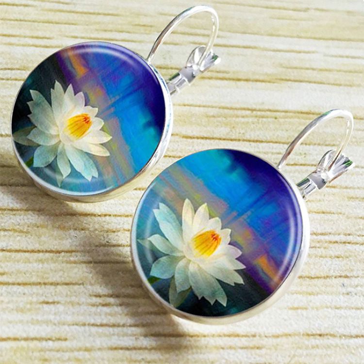 Glass patch earrings, a popular DIY product, are sold directly by the manufacturer and are irresistibly charming