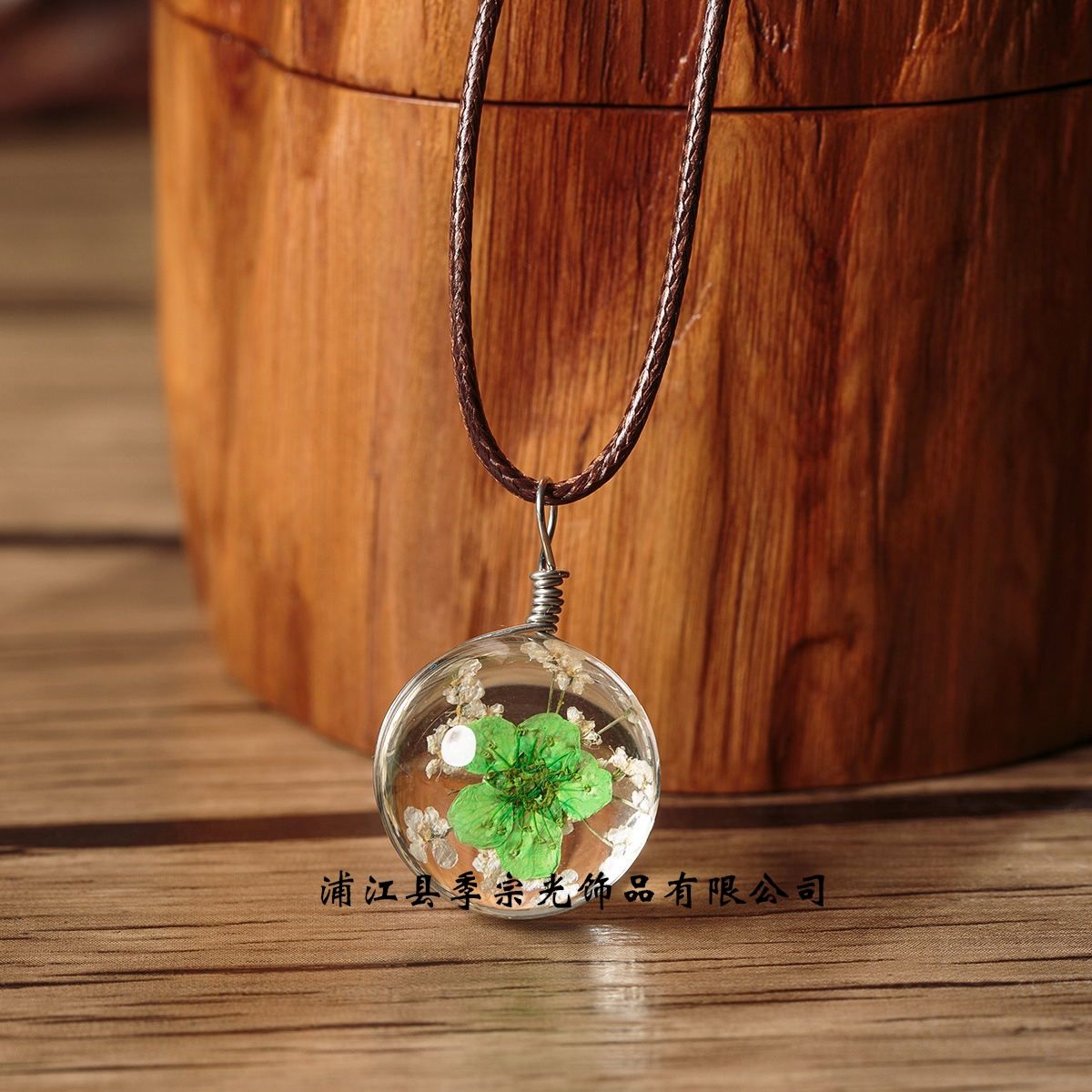 The genuine dried flower narcissus and lace flower necklace is a must-have DIY product that is sold directly by the factory. It's incredibly charming Application Scenario