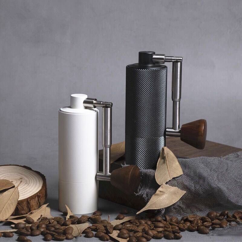 The Chestnut Nano portable folding hand-cranked coffee grinder is a household coffee bean grinder with a central axis positioning, foldable, portable and pocket-fitting stainless steel Nano coffee grinder details Picture