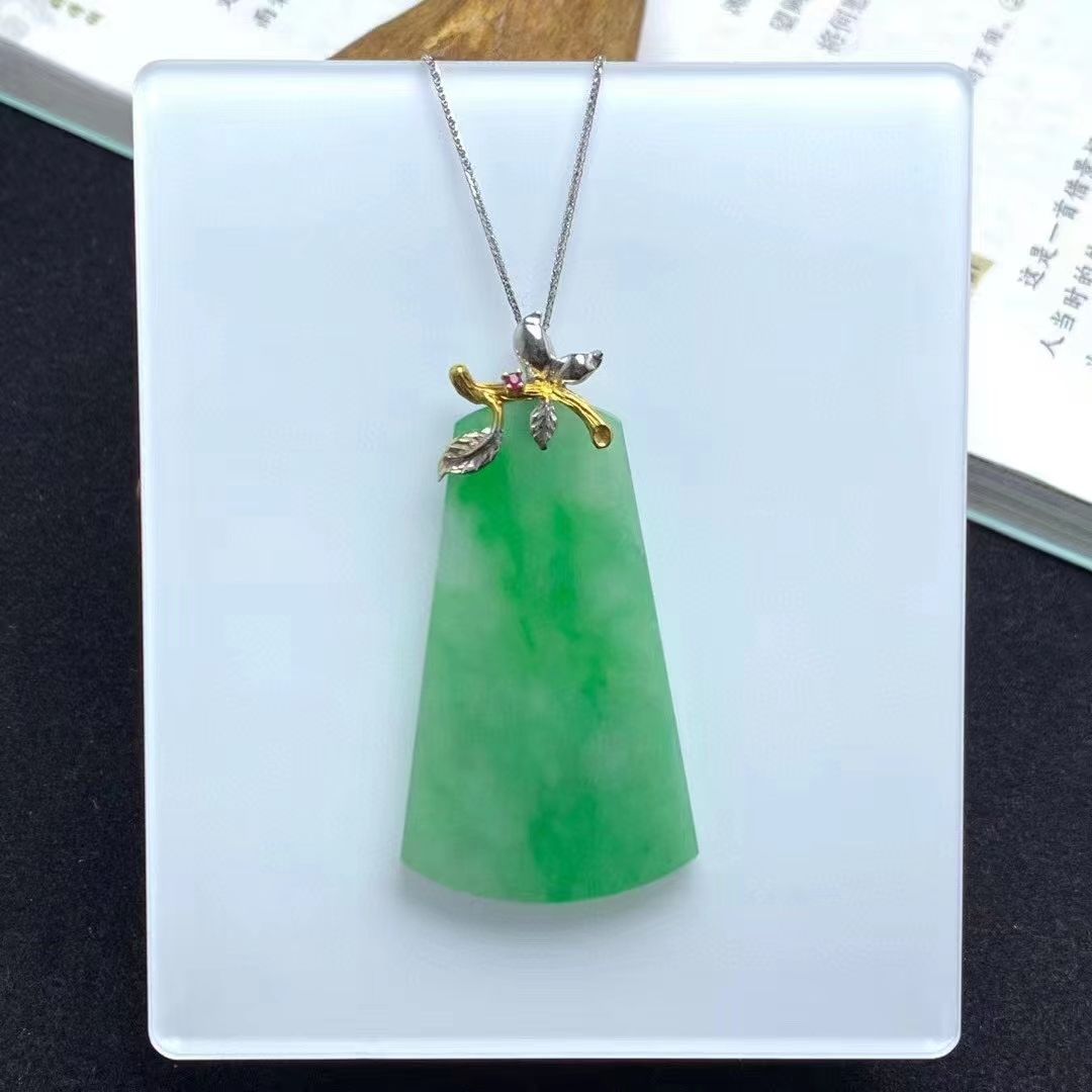 天然A货翡翠吊坠 平安无事牌 满底色飘阳绿 冰糯种翡翠 18k金镶嵌 设计款