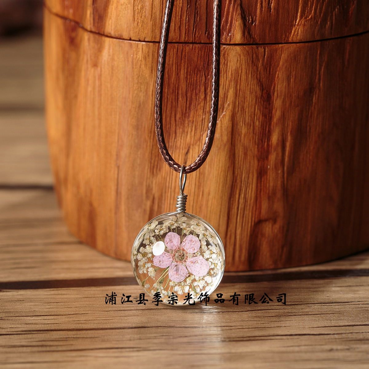The genuine dried flower narcissus and lace flower necklace is a must-have DIY product that is sold directly by the factory. It's incredibly charming Item Picture