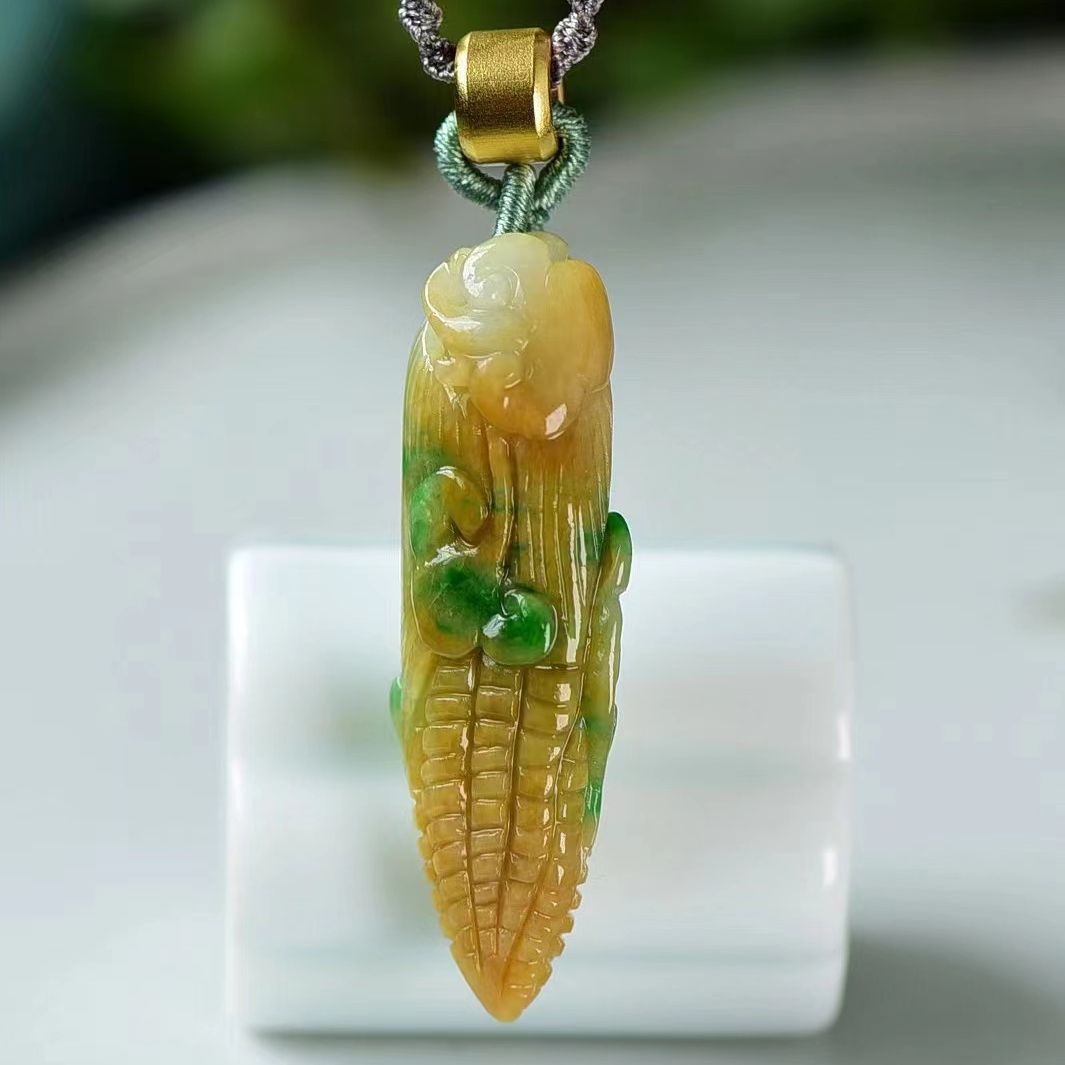 特色黄+绿 A货翡翠雕刻如意玉米吊坠 质地细腻 翠色靓丽 种水十足 雕刻精致 搭配精美绳