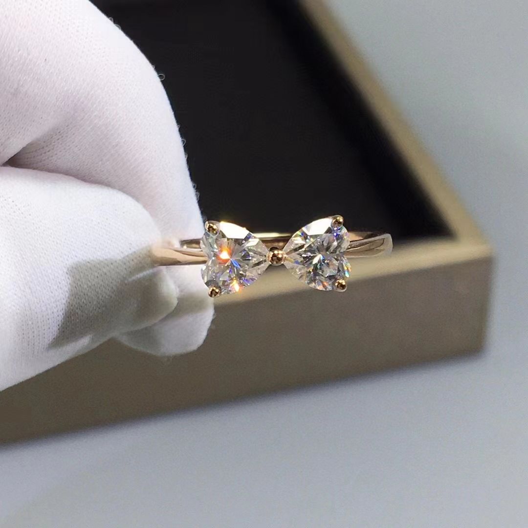 18K玫瑰金色共1克拉蝴蝶结莫桑钻戒指 重2.11g 送高档包装 精工厚金镶嵌