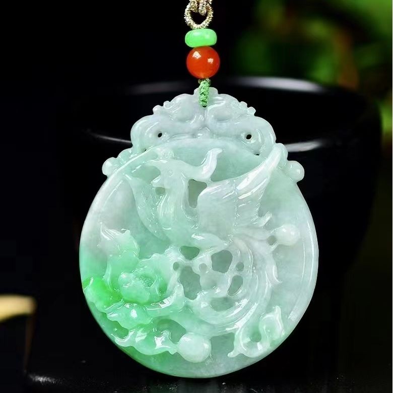 天然A货翡翠凤戏牡丹吊坠 色泽艳丽 雕工精湛 搭配精美米兰绳