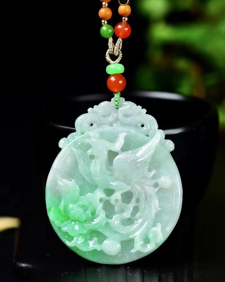 天然A货翡翠凤戏牡丹吊坠 色泽艳丽 雕工精湛 搭配精美米兰绳详情图1
