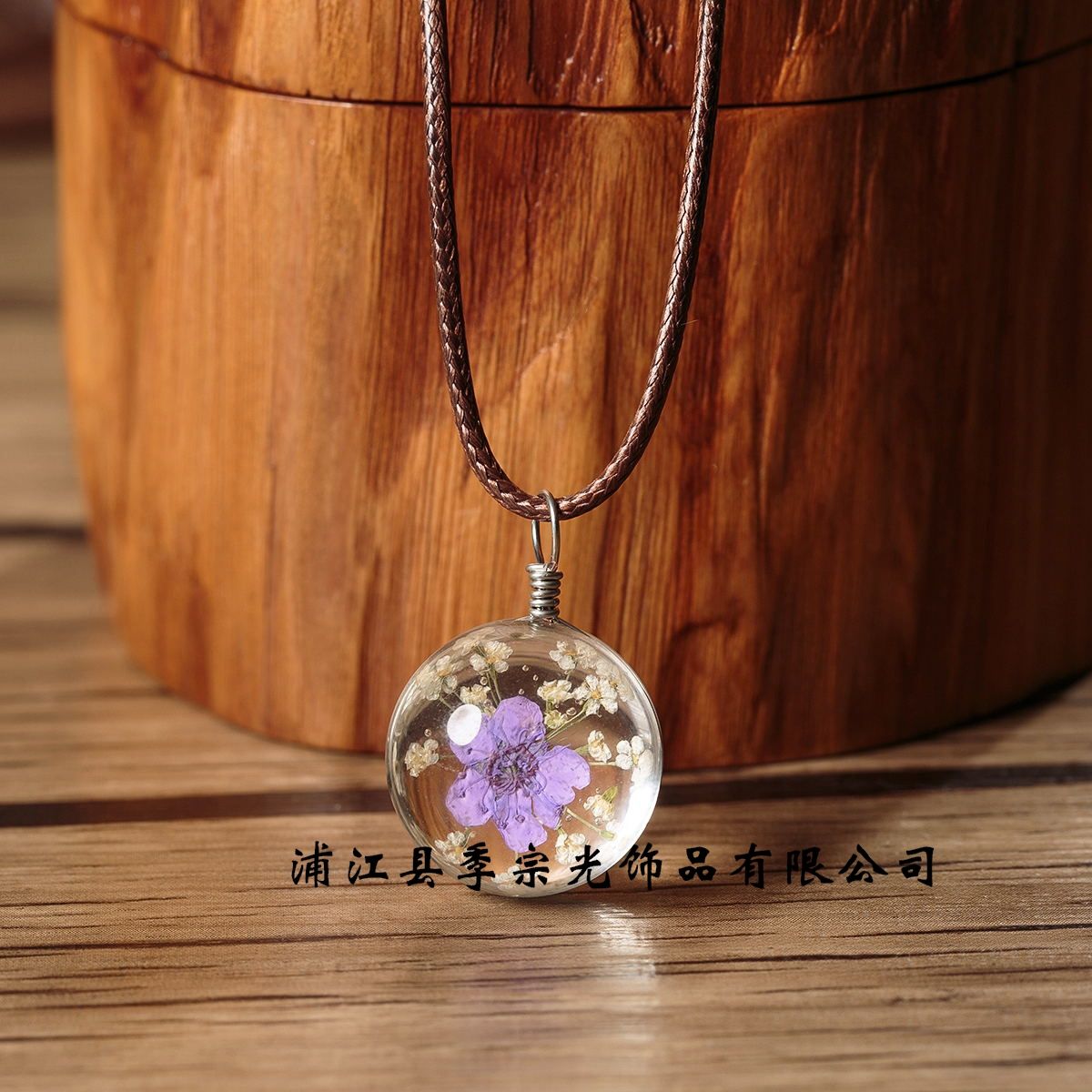 The genuine dried flower narcissus and lace flower necklace is a must-have DIY product that is sold directly by the factory. It's incredibly charming
