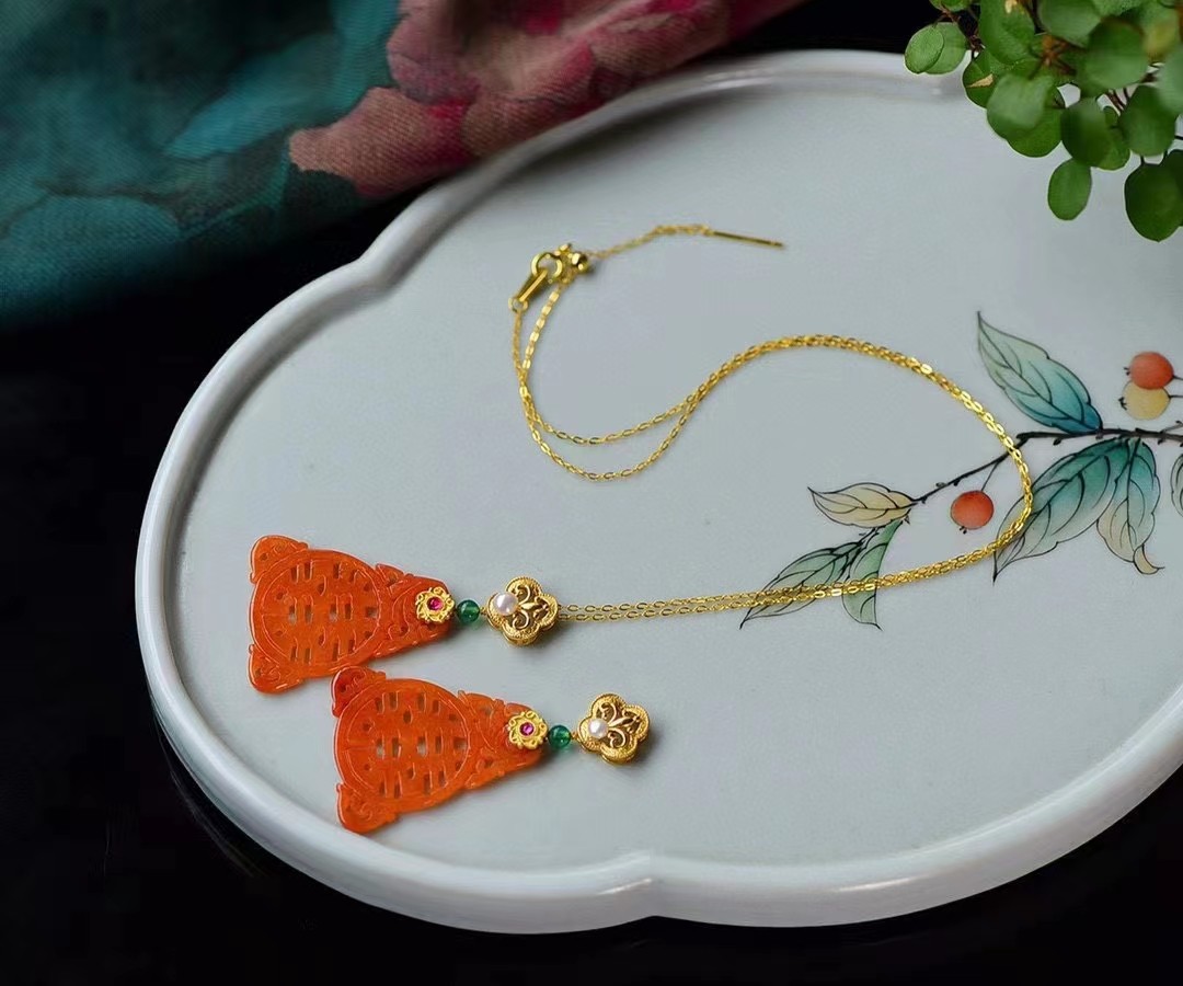 高品冰红料 A货红翡翠镂空雕刻双喜牌锁骨链 色泽红艳 种水一流 雕刻精致详情图1