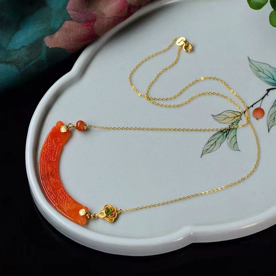 冰红料 A货红翡翠雕刻设计项链 色泽红艳 质地细腻 种水一流 碧玉银配饰