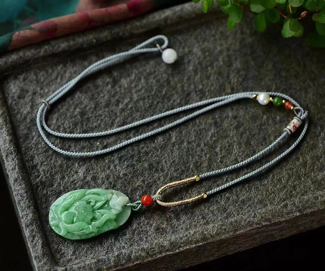 满色豆绿A货翡翠荷花吊坠 底色清新靓丽 双面雕刻 搭配米兰绳 尺寸44.6*29.5*7mm详情图1