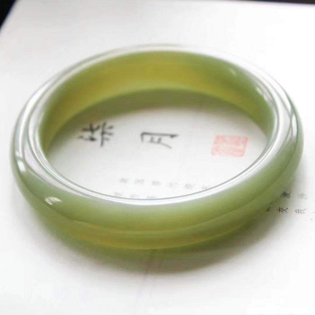 天然和田玉手镯 湖水绿 冰底料 玉质温润 水头十足 宽厚大气