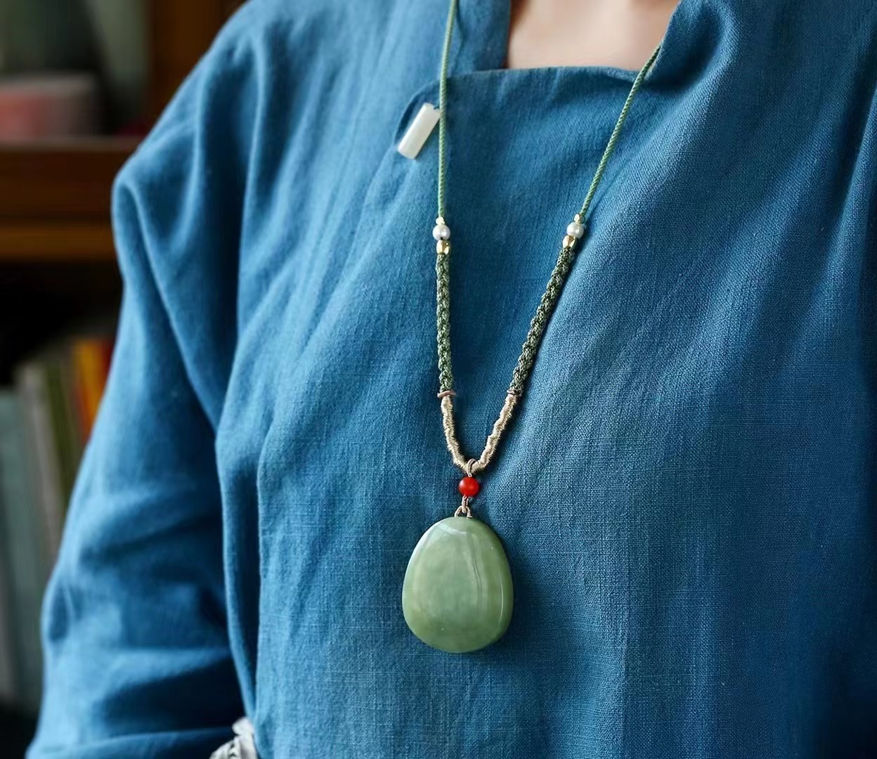 和田玉黄口料吊坠 雕工精致 尺寸48*40*12.9mm 重50.5克 小精品详情图1