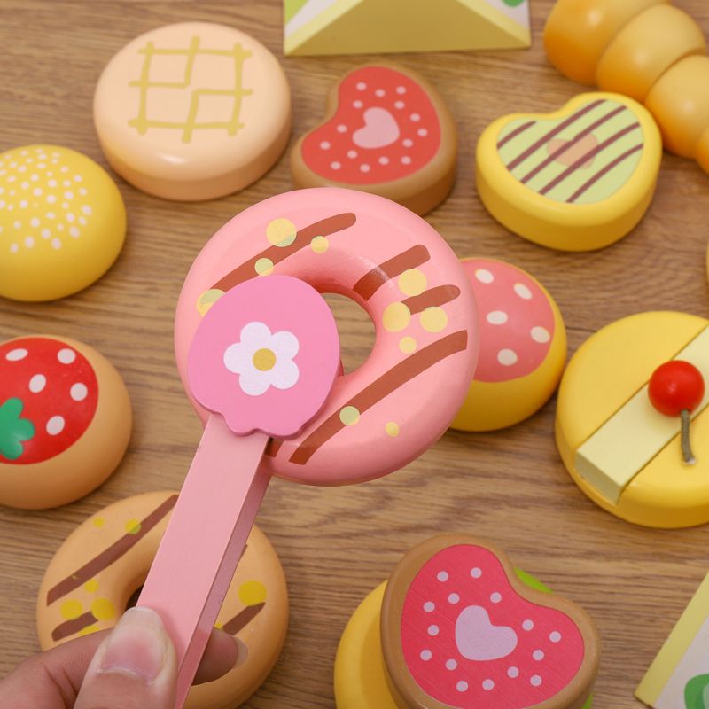 The wooden simulation mushroom mini cake is a children's pretend play toy with rich colors, strong fun, fine workmanship, visual ability cultivation, logical thinking ability exercise, and parent-child game Application Scenario