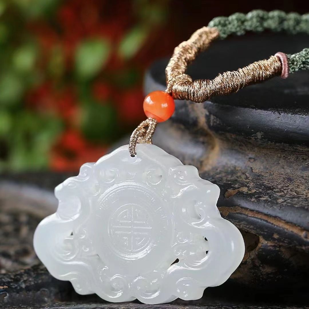 和田玉羊脂玉龙凤吊坠 寓意吉祥如意 雕工精湛 尺寸35.2*49.6*6.8mm