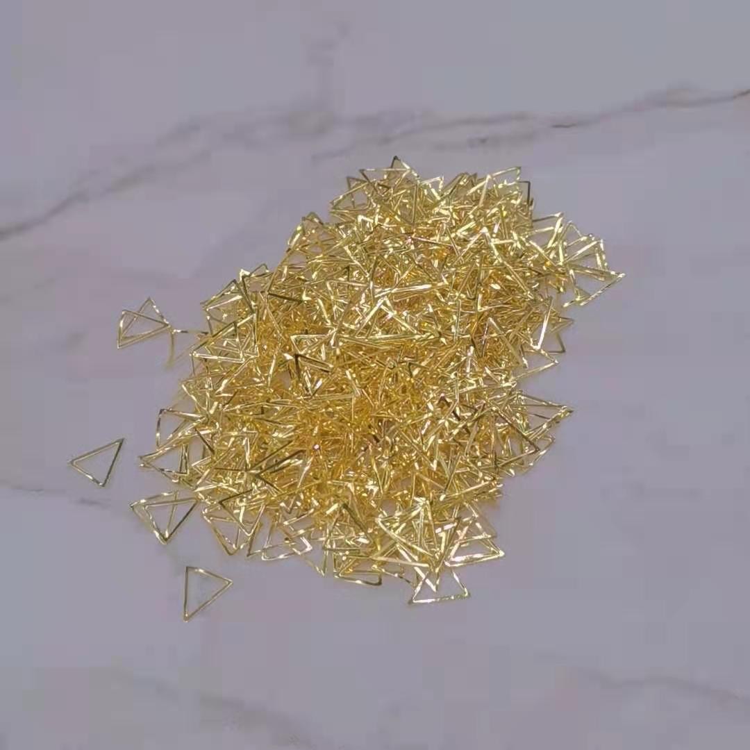 6X7 large triangular hollowed-out metal patch nail art accessories are trendy and fashionable Specification drawing