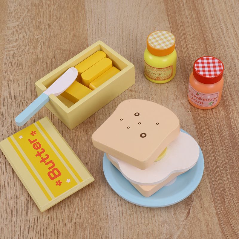 The wooden simulation bread machine is a children's role-playing toy with rich colors and strong fun. It can exercise babies' color recognition and visual ability, cultivate logical thinking ability, and exercise parent-child games Application Scenario