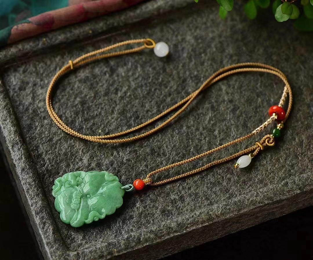 满色豆绿A货翡翠掉了吊坠 翠色靓丽 油润起光 种水十足 尺寸39*33.7*6.2mm详情图1