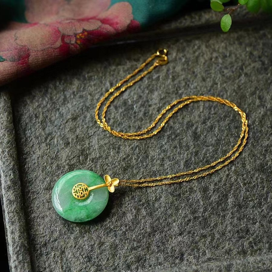 飘阳绿A货翡翠平安扣锁骨坠 翠色靓丽 质地细腻 种水足 尺寸25*3.8mm