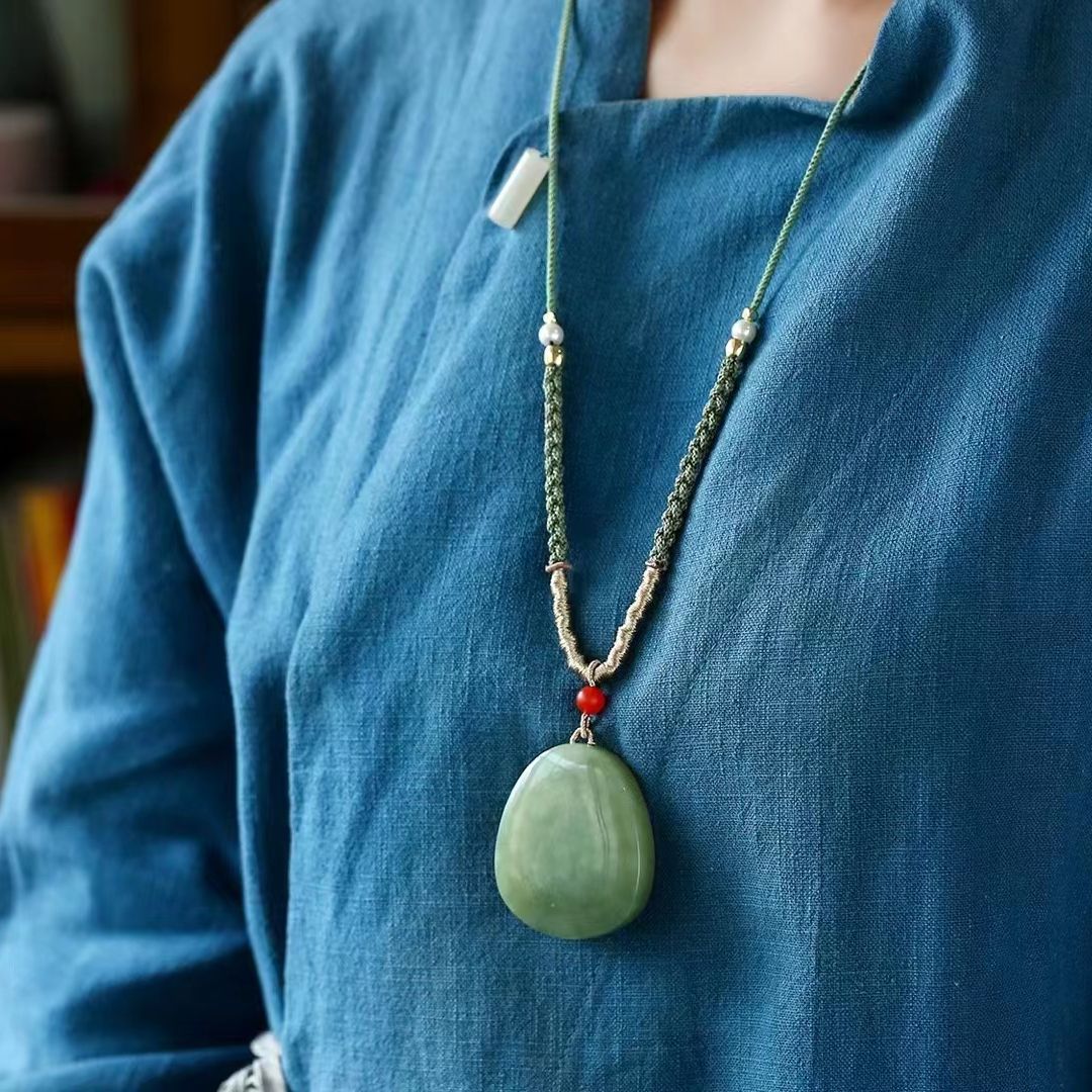 和田玉黄口料吊坠 雕工精致 尺寸48*40*12.9mm 重50.5克 小精品