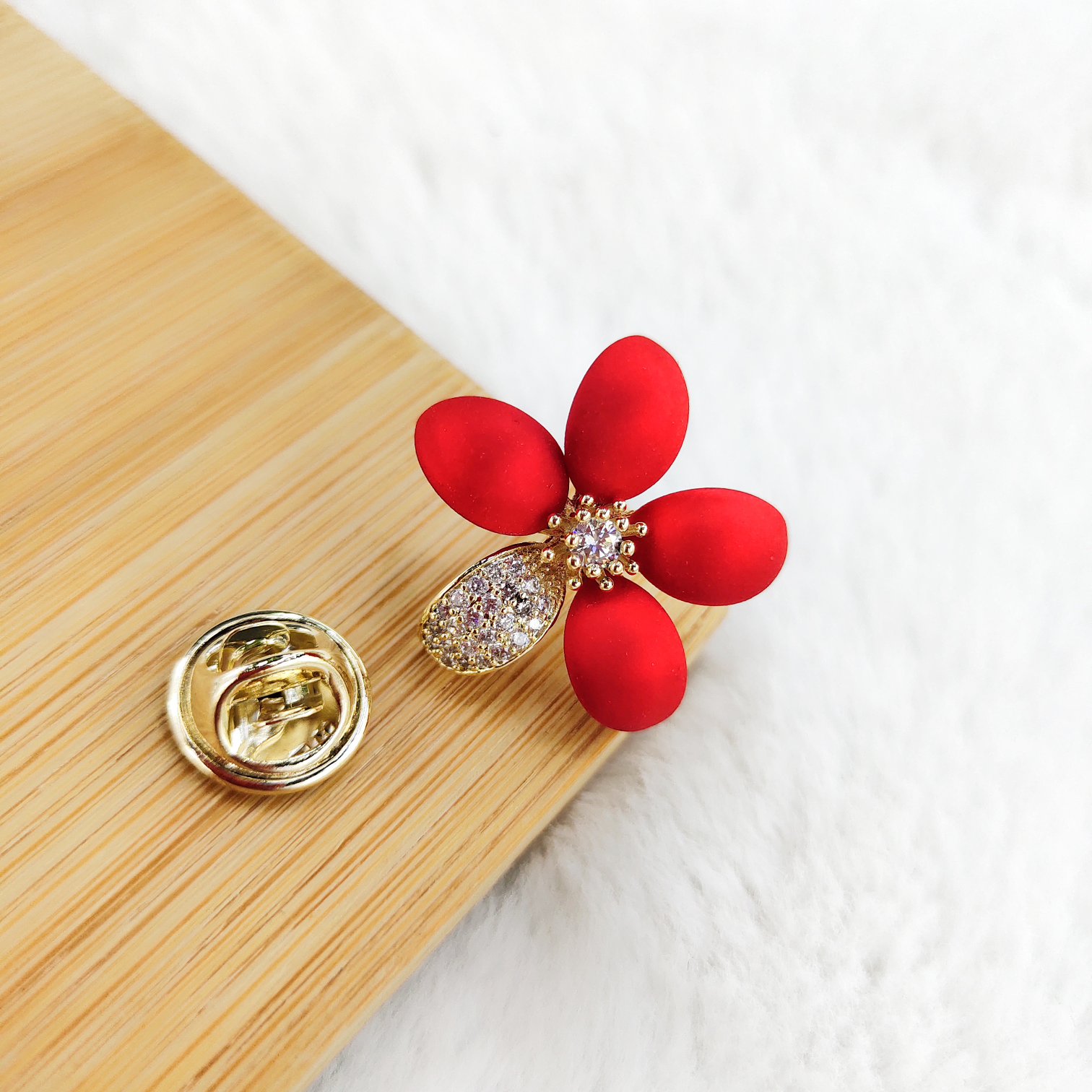 Korean-style fashionable little red flower high-end anti-glare overcoat suit accessory brooch