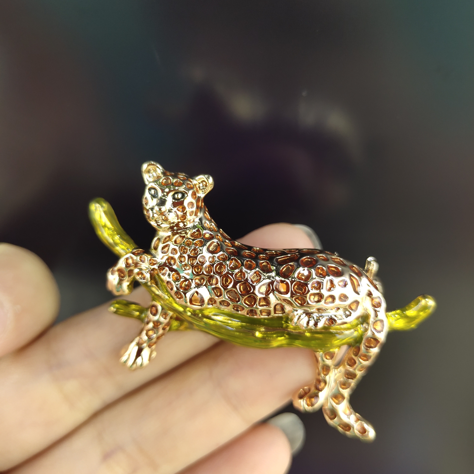 Korean version of fashion cheetah high-grade anti-slip coat suit accessories brooch