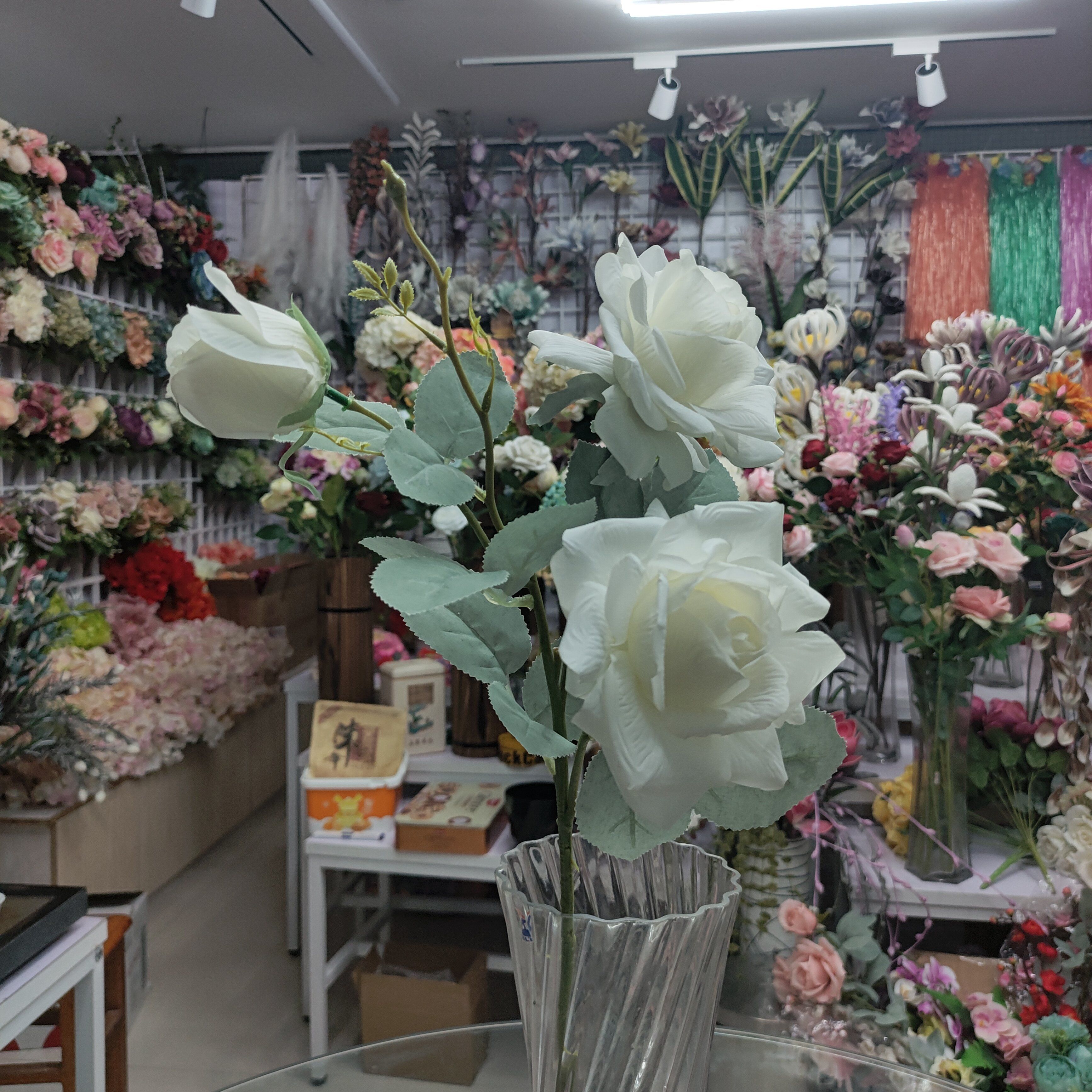 Yiwu Chengyu artificial flower roll with three rose white edges