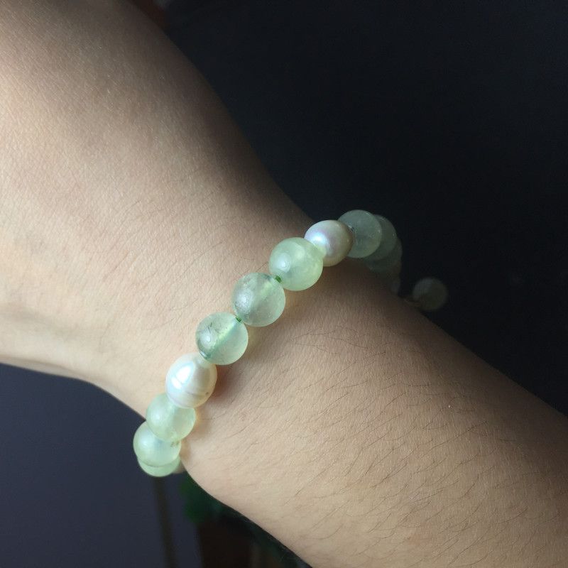 Bright crystal jewelry, natural grapevine, natural freshwater pearls and natural strawberry crystal bracelets and strings details Picture