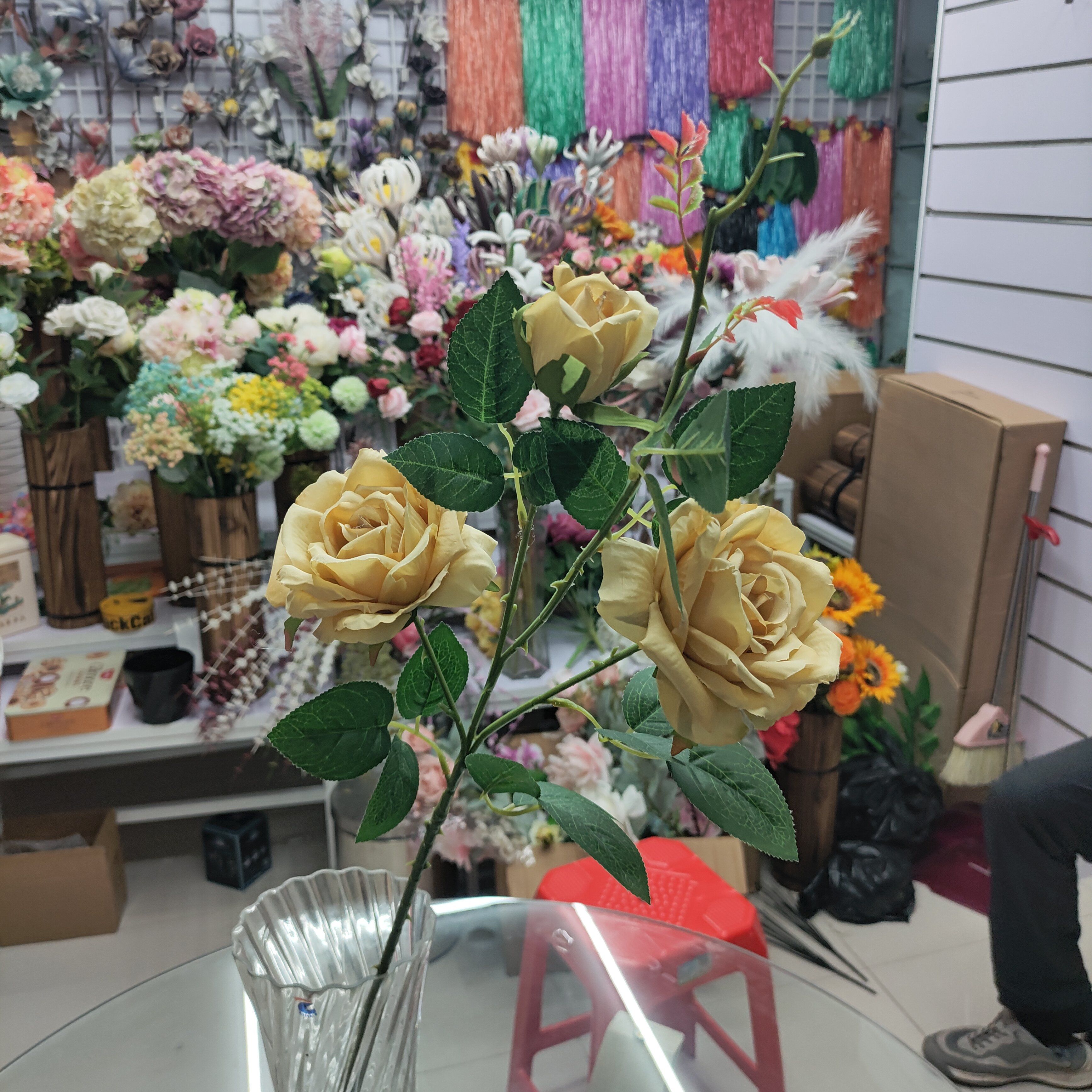 Yiwu Chengyu artificial Flower, single rose with curled edges and 4 heads, light yellow