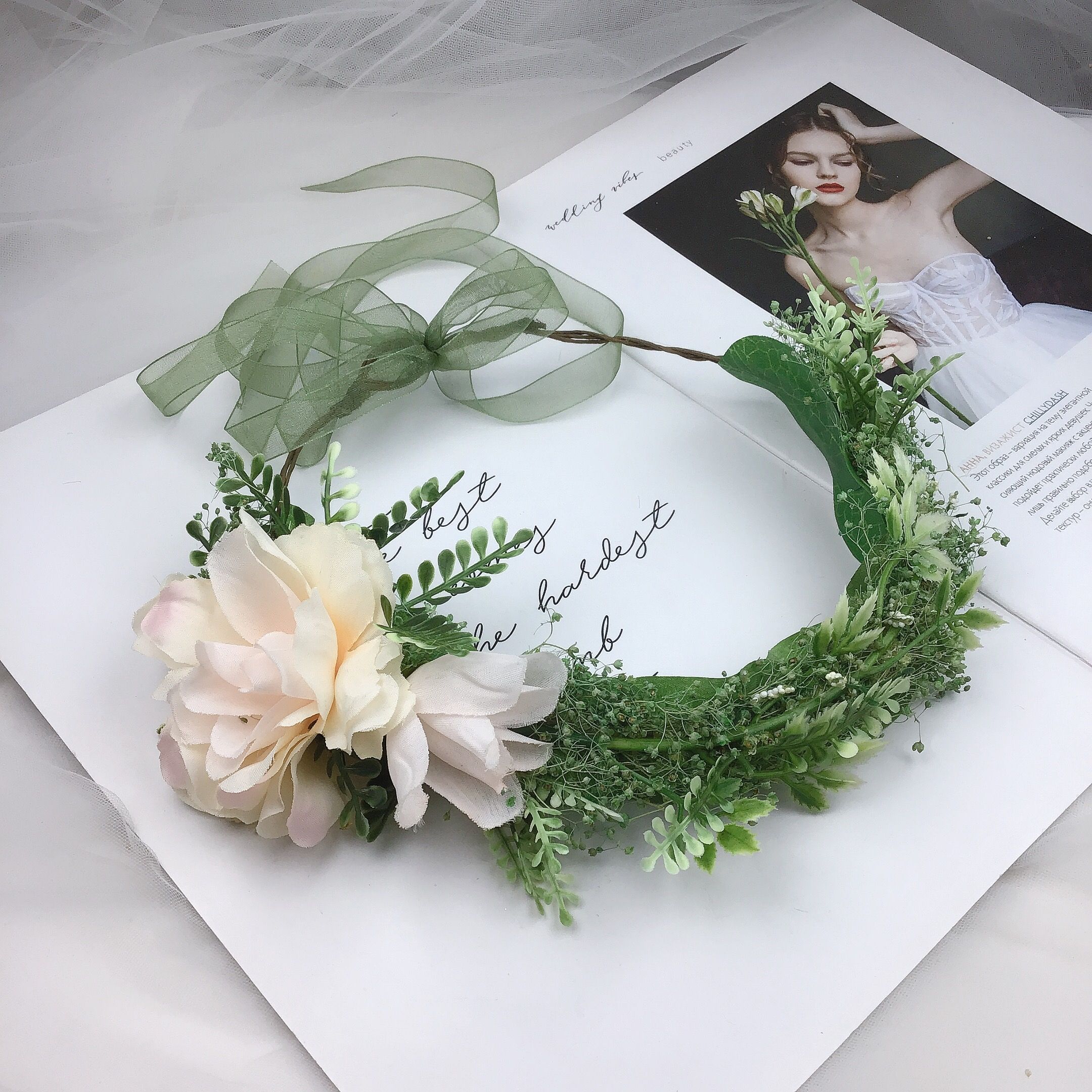 The Jialan flower ring, a green everlasting flower, is the perfect choice for summer outings to dress up and be cute. It is a highly creative and distinctive headwear that can be adjusted