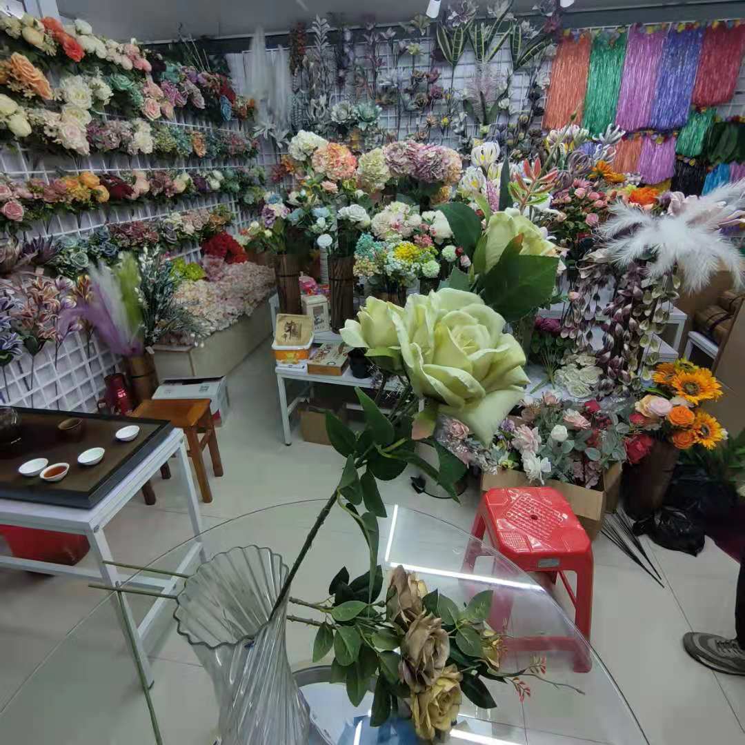 Yiwu Chengyu artificial flower, single rose with curled edges and 4 ends in a milky white color