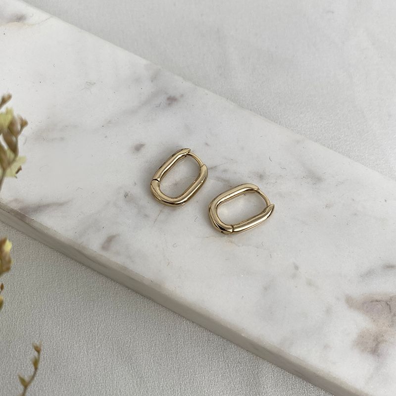 French 14K square simple earrings, the same style as the Instagram-themed personalized ear buckle design for Internet celebrities and stars. It's a fair and slimming ear accessory for women Application Scenario