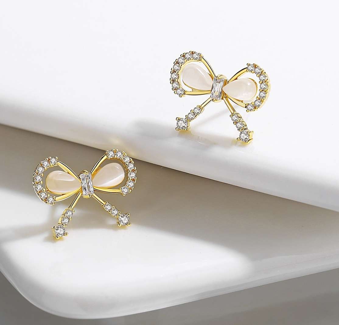 Butterfly stud earrings for women, small and exquisite French earrings, elegant design sense, light luxury earrings details Picture