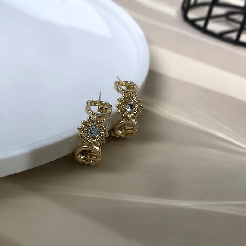 2021 Summer New Letter G family Golden earrings, small Daisy French retro style designer ins earrings for women Specification image