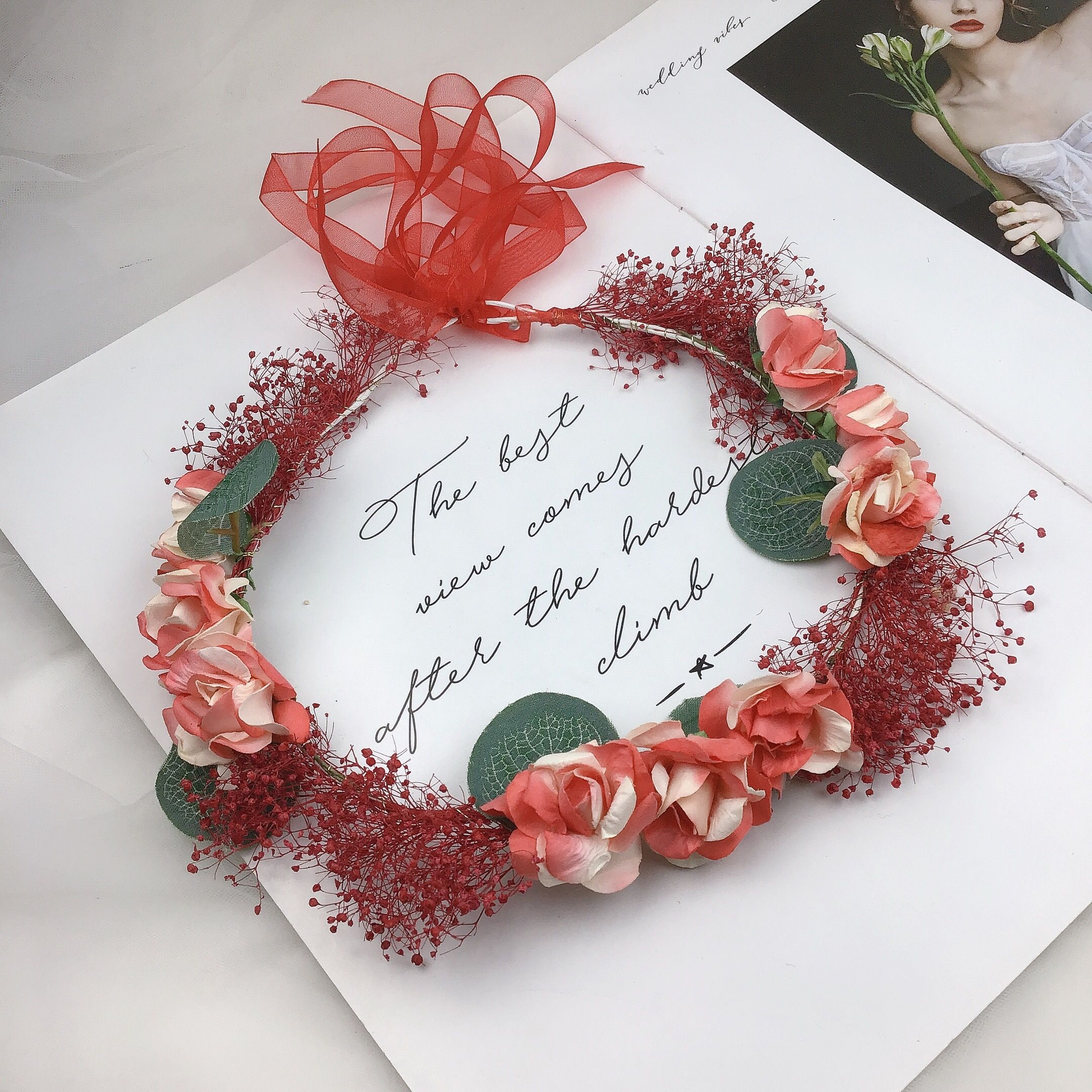 The Jialan flower ring is a noble and elegant Chinese red everlasting flower ring, which is very suitable to be paired with a cheongsam as a headwear for weddings