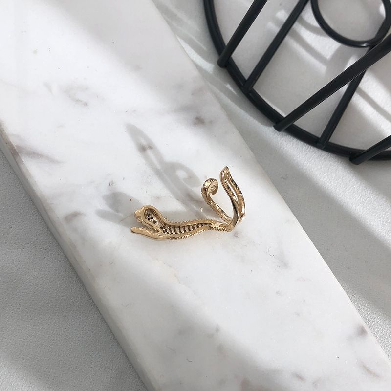 The new leopard micro-inset zircon ear buckles from Europe, America, Japan and South Korea are trendy, fashionable, individual and high-end, with no ear holes and no ear bone clips for women Specification image