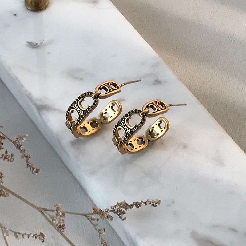 The 2021 new 925 silver needle design letter double C earrings are a retro, color-preserving and unique chanel-style earrings for women Application Scenario