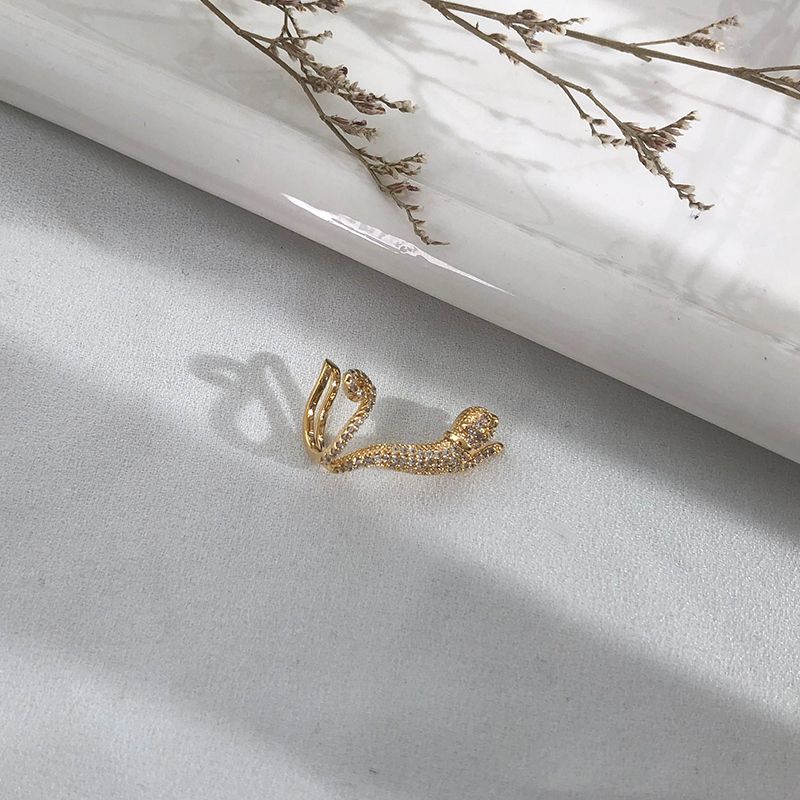 The new leopard micro-inset zircon ear buckles from Europe, America, Japan and South Korea are trendy, fashionable, individual and high-end, with no ear holes and no ear bone clips for women