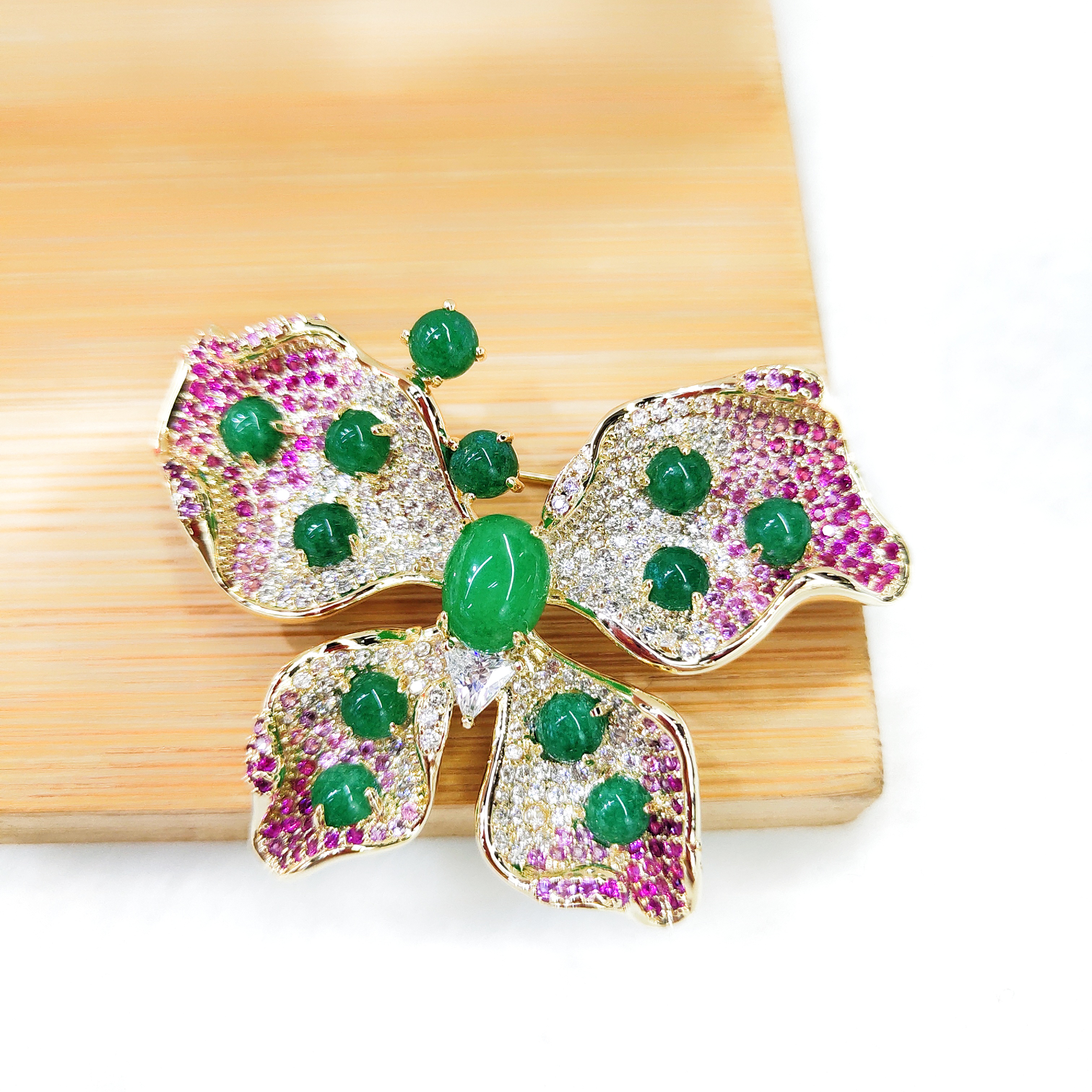 Korean-style fashionable green chalcedony butterfly high-end anti-glare overcoat suit accessory brooch
