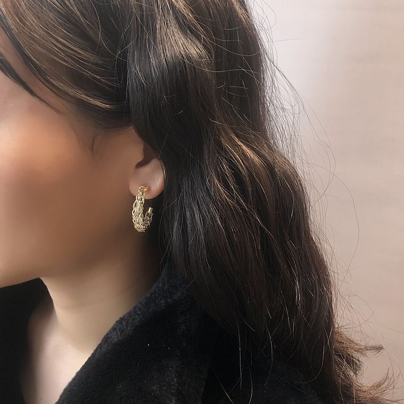 The 2021 summer new 925 silver needle design large circle C earrings show the color retention of white crystal and have a unique chanel-style charm for women