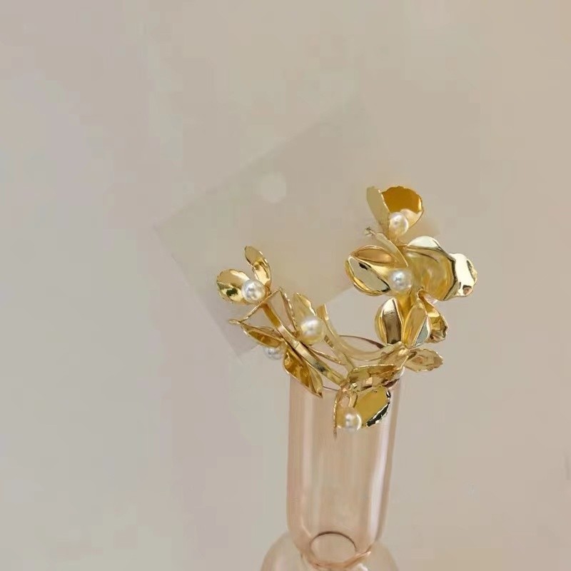 Rose Manor French Flower Pearl Metal Earrings Baroque Retro Design Feel Niche Resort Harbor Ear Loops details Picture