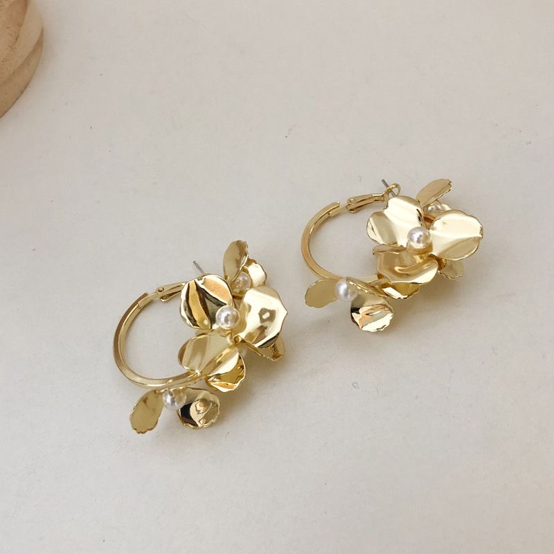 Rose Manor French Flower Pearl Metal Earrings Baroque Retro Design Feel Niche Resort Harbor Ear Loops full figure