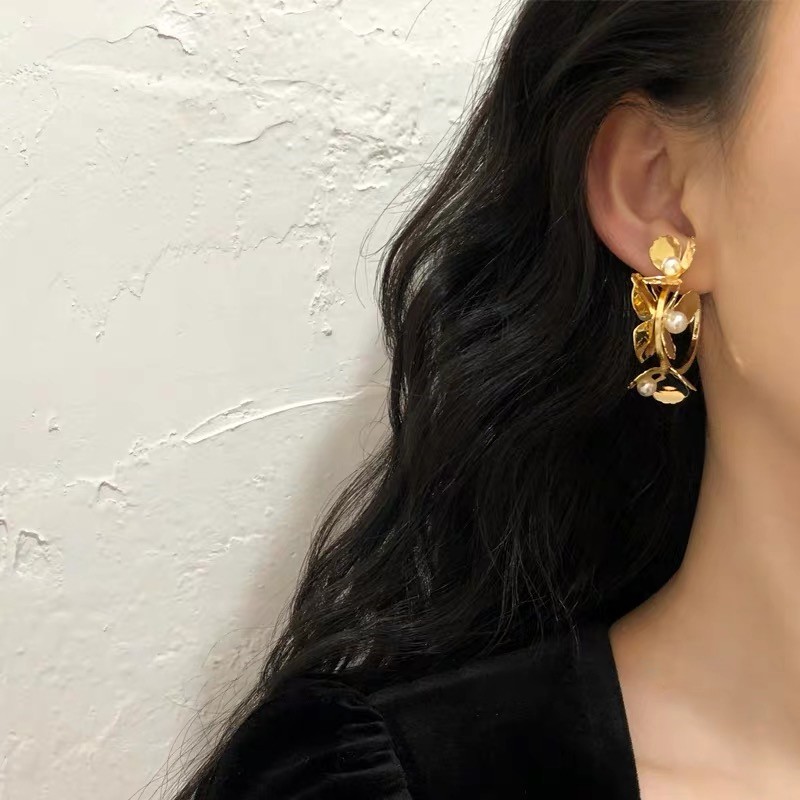 Rose Manor French Flower Pearl Metal Earrings Baroque Retro Design Feel Niche Resort Harbor Ear Loops Specification drawing