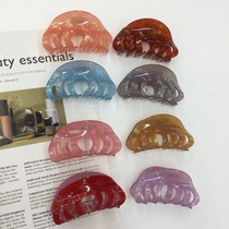 Joined-up marbled diamond-free headwear grips