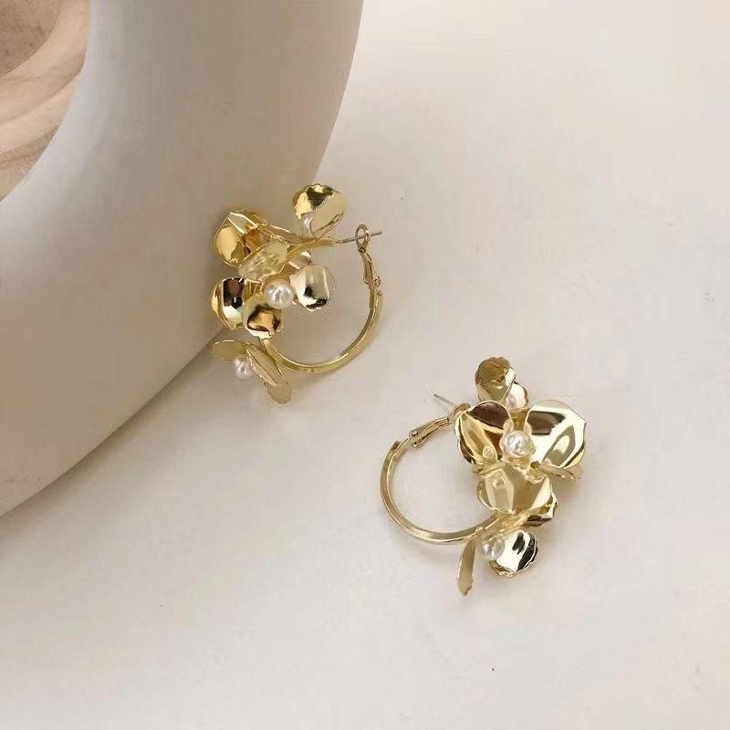 Rose Manor French Flower Pearl Metal Earrings Baroque Retro Design Feel Niche Resort Harbor Ear Loops Application Scenario