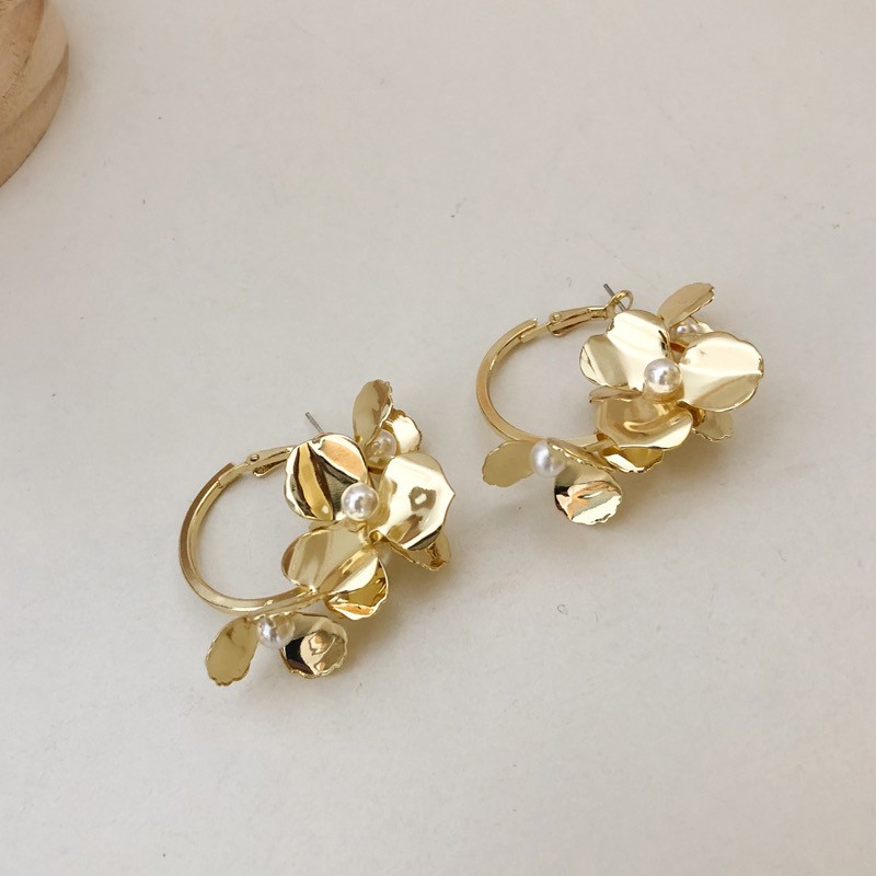 Rose Manor French Flower Pearl Metal Earrings Baroque Retro Design Feel Niche Resort Harbor Ear Loops full figure