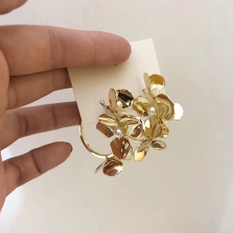 Rose Manor French Flower Pearl Metal Earrings Baroque Retro Design Feel Niche Resort Harbor Ear Loops Application Scenario