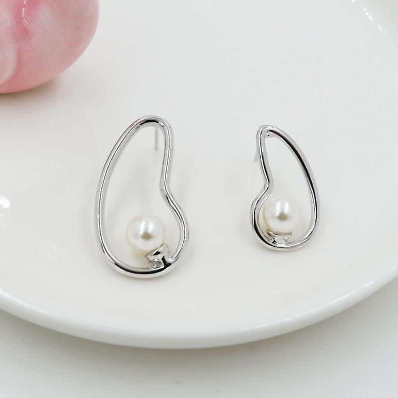 temperament metal imitation pearl earrings full picture