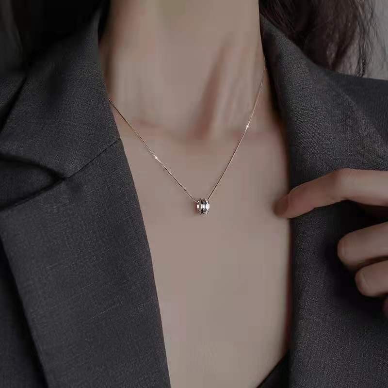 A fashionable Korean-style, simple and niche design, high-end and cold ladies' necklace detail image 3