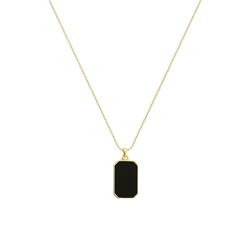 A simple rectangular necklace in Korean style