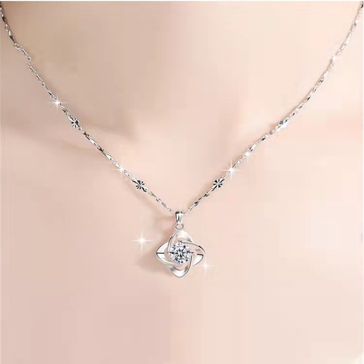 A trendy women's necklace with a simple zircon pattern detail image 3